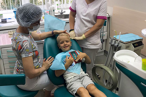Ребенок на приеме у стоматолога